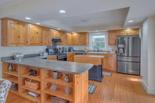 Huge Farmhouse with Heated Pool for Vacations and Retreats - Roseland - 1