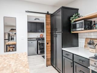 Pinewood Bungalow - Luxury Cabin, Kid-Friendly - Catskill - 2