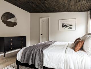 Pinewood Bungalow - Luxury Cabin, Kid-Friendly - 7