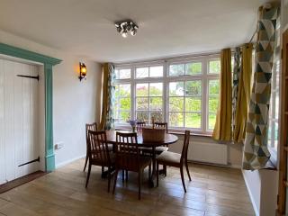 Ingledene a Spacious Family House - 3