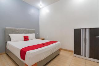 RedDoorz near Prujakan Station Cirebon - Cirebon - 8