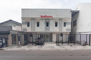 RedDoorz near Prujakan Station Cirebon - Cirebon - 5