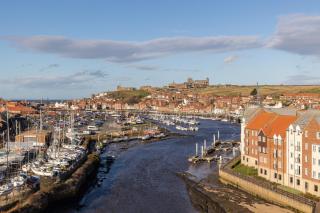 Sugar Reef - A Fantastic Modern House with Garden, Free Parking for 2 cars, Free use of Electric Vehicle Point, Whitby Beach, Shops, Bars and Restaurants just a 10 minute walk away! - Whitby - 0