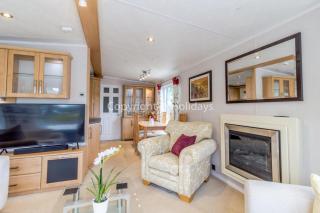 6 Berth Caravan With Decking At Cherry Tree Park In Norfolk Ref 70014G - 2