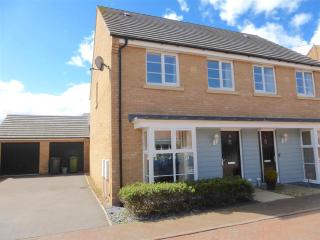 EasyRest House Peterborough - 6 Beds & Private Parking - Easy Location - Access to A1, City Centre & Shops - 4