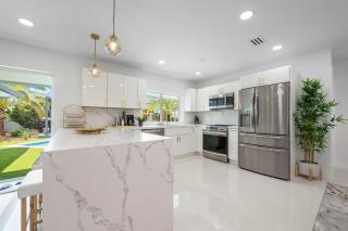 Stunning 5BR Heated Pool, Beach Access & Games L06 - 2