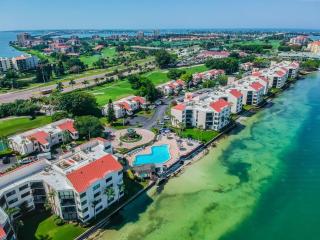 La Puerta Island Retreat with Florida Flair - 8