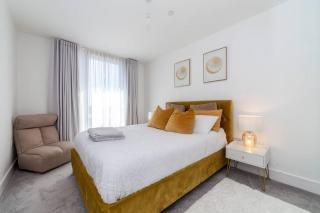 London Heathrow Skyline Deluxe 2bd Condo - 2