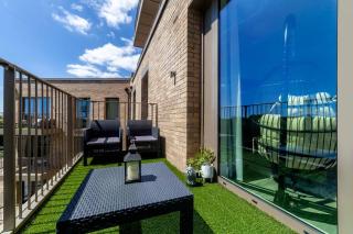 London Heathrow Skyline Deluxe 2bd Condo - 9