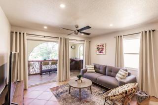 *Eclectic hidden Gem / Tiki Bar and Pool* - 7