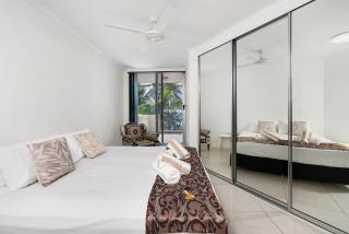 Paringa 2 Bedroom Top Floor Beach Front Apartment - Palm Cove - 2
