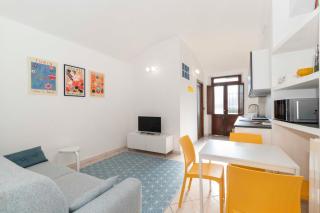 GuestHost - Colourful Flat San Donato - 6
