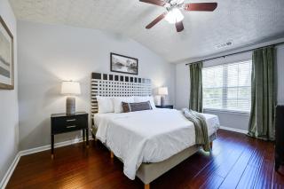 Stay In This Chic Townhome Near Olde Rope Mill - 9