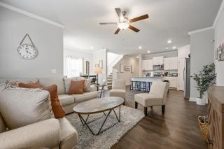 Stylish & Modern 3BR Home Near Chattahoochee River - Norcross - 0