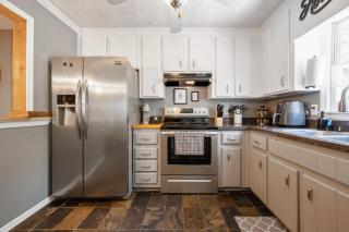 Cabin Style Stay With Hot Tub, Grill & Porch Swing - Woodstock - 3