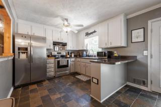 Cabin Style Stay With Hot Tub, Grill & Porch Swing - Woodstock - 4