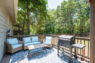 Cabin Style Stay With Hot Tub, Grill & Porch Swing - Woodstock - 8