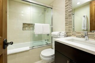 Little Nell Condominiums Unit 7, Sleek Downtown Condo with Private Deck, Designer Upgrades - 4