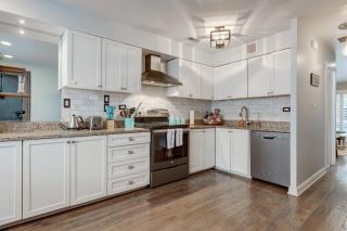 Charming & Bright Multilevel Townhome with Parking - Chicago - 3