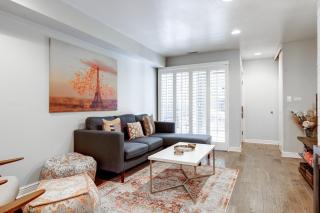 Charming & Bright Multilevel Townhome with Parking - Chicago - 4