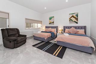 Spacious Villa Holiday Staycation in Canterbury East of Melbourne - 2