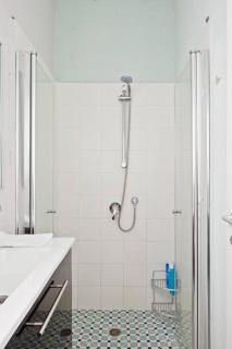 Beautifully Renovated 2BR with Balcony Beachfront* - Tel Aviv - 3