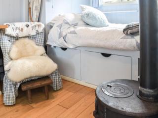 Farmhouse Garden Shepherds Hut - Thursley - 6