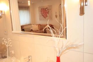 Au Coeur Des Hôtes - 1