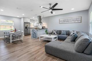 Charming & Renovated Home 20 Minutes from Tampa - 2