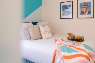 5 bed 5 bath house, free parking, patio garden - Esho Stays - 1