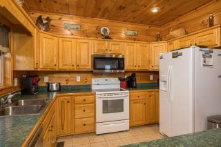 Eagles Haven Lodge, 5 bed, 4 bath, great for groups, game room, hot tub, Wi-Fi, grills, easy roads - 2