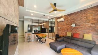 Palazio Mount Austin Modern Stylish 3 bedrooms balcony pool view high floor by GDRAGON HomeStay - 0