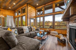 The Overlook - '21 Cabin - Gorgeous Unobstructed Views - Fire Pit Table - GameRm - HotTub - Xbox - Lots of Bears - Gatlinburg - 2