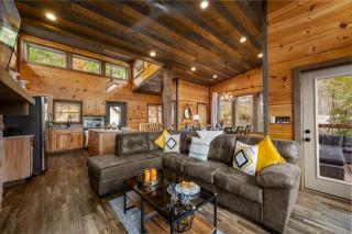 The Overlook - '21 Cabin - Gorgeous Unobstructed Views - Fire Pit Table - GameRm - HotTub - Xbox - Lots of Bears - Gatlinburg - 1