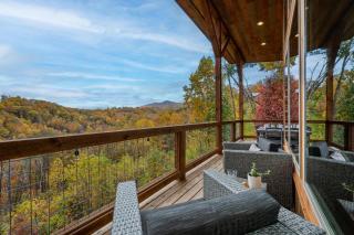 The Overlook - '21 Cabin - Gorgeous Unobstructed Views - Fire Pit Table - GameRm - HotTub - Xbox - Lots of Bears - Gatlinburg - 6
