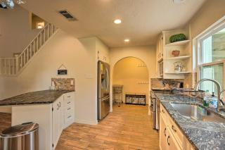 Modern Lake Conroe House with Lakefront Park and Deck! - Willis - 3