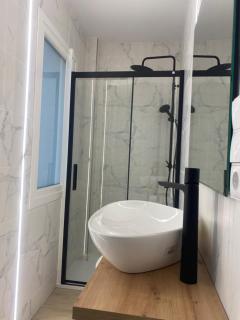 APARTAMENTOS LA FLORA BURGOS todos con aire acondicionado y ascensor - Burgos - 3