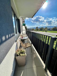BL - The Apartment Lenka, 24hr Self Check-in, Free Private Parking, Balcony with Mountain View, 5 minute walk to City Center - Banská Bystrica - 2