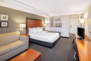 La Quinta by Wyndham San Antonio Airport - San Antonio - 1