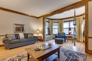 Lovely Near Loyola - Enjoy the Wonderful Outdoor Space and Sun Room - Room for the Whole Crew apts - Chicago - 0