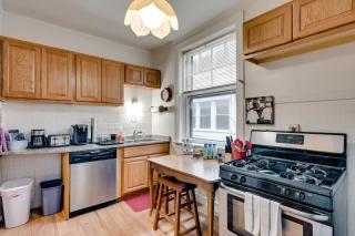 Lovely Near Loyola - Enjoy the Wonderful Outdoor Space and Sun Room - Room for the Whole Crew apts - Chicago - 8