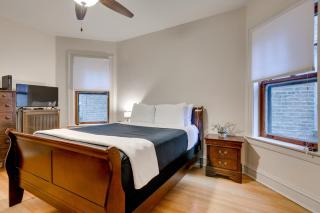 Lovely Near Loyola - Enjoy the Wonderful Outdoor Space and Sun Room - Room for the Whole Crew apts - Chicago - 6