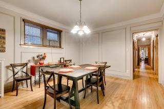 Lovely Near Loyola - Enjoy the Wonderful Outdoor Space and Sun Room - Room for the Whole Crew apts - Chicago - 2
