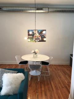 Walk to Lincoln Park, North Avenue Beach, and Second City! Lovely Old Town Charm! condo - Chicago - 1