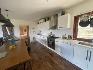 Golden Retreat Ultimate 5 Bed - Villa & Guesthouse - Uki - 6
