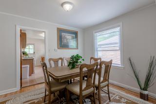 Enjoy Evanston! Slow Down After a Busy Day Sight Seeing - Walking Distance from Public Transportation apts - 4
