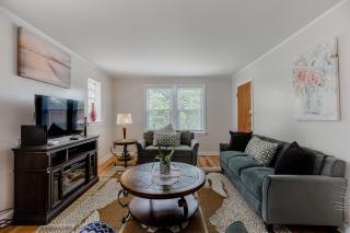 Enjoy Evanston! Slow Down After a Busy Day Sight Seeing - Walking Distance from Public Transportation apts - 3