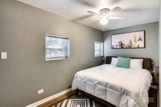 Quiet Comfort in the Big City, Just Steps to the Blue Line apts - Chicago - 6