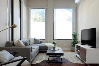 Take the Whole Crew Out to the Ballgame! Four Bedrooms and Only 1 Mile from Wrigley apts - 7