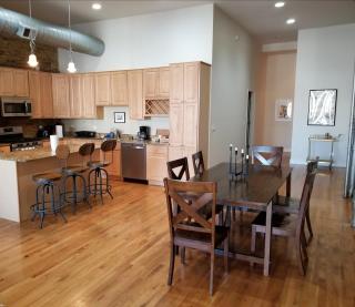 Take the Whole Crew Out to the Ballgame! Four Bedrooms and Only 1 Mile from Wrigley apts - 6